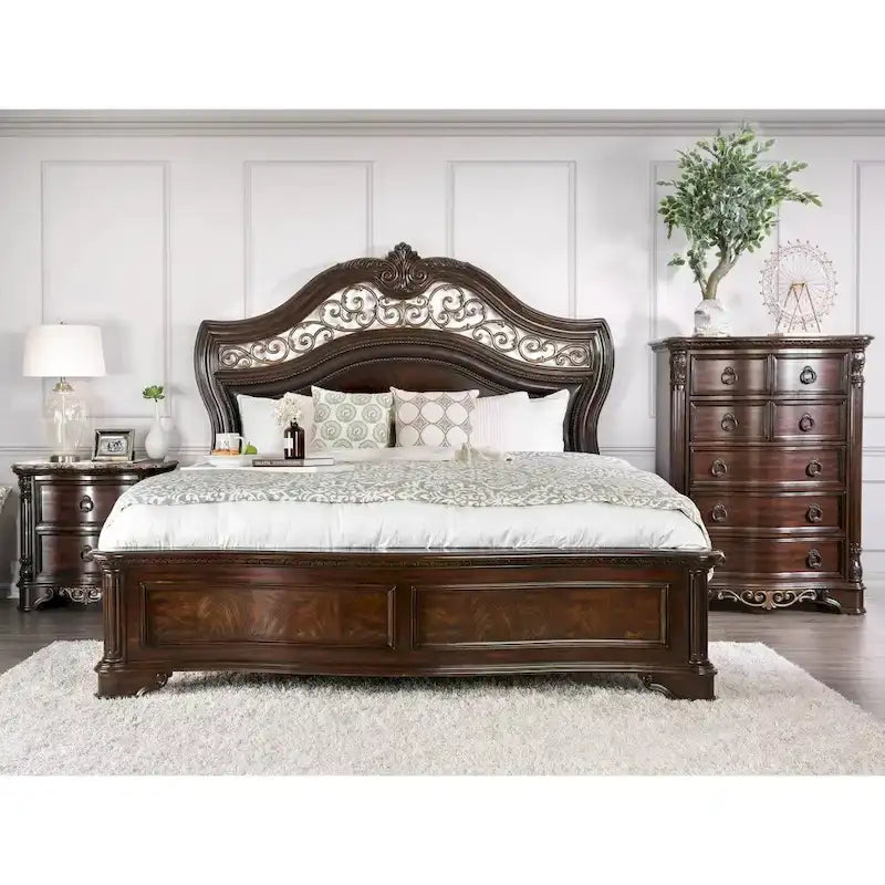 Letto Pune intagliato a pannelli in legno marrone tradizionale
