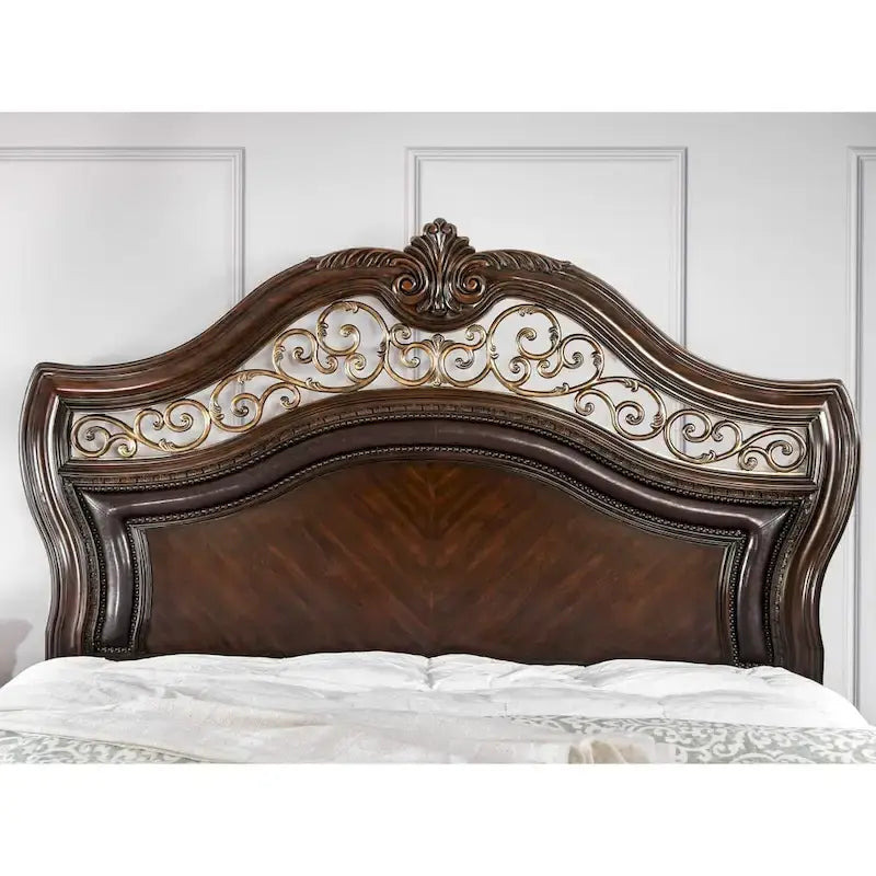 Letto Pune intagliato a pannelli in legno marrone tradizionale