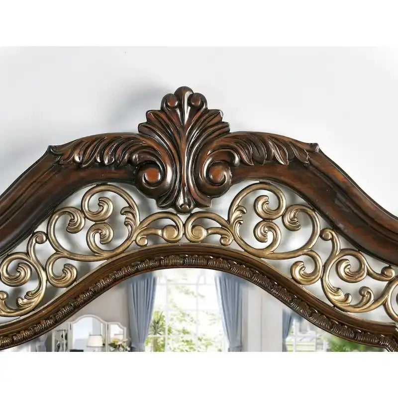 Letto Pune intagliato a pannelli in legno marrone tradizionale